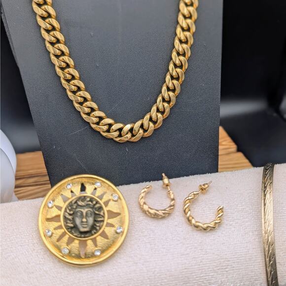 Golden Sun Goddess 9-Piece Collection | Cara Necklace, Brooch, Rings & More - Picture 5 of 9